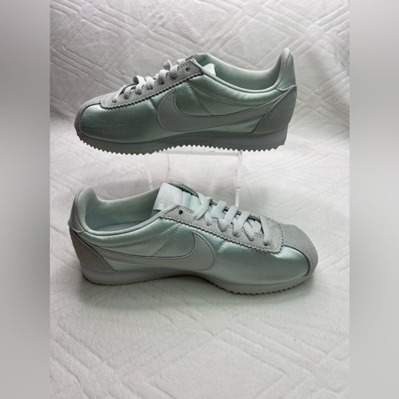77:  Nike Womens Classic Cortez Nylon (Barely Grey/ Barely Grey- White)Size: 7 - Picture 3 of 8